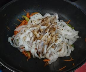 下河粉，生抽炒匀