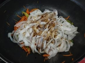 下河粉，生抽炒匀