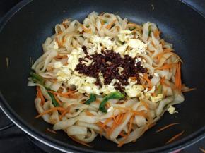 这个时候加入提前炒好的鸡蛋和油辣椒