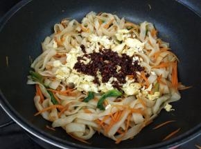这个时候加入提前炒好的鸡蛋和油辣椒