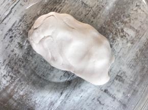 用手揉成光滑面团，醒发10分钟