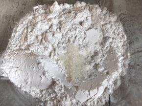 白糖放入糯米粉中，拌匀