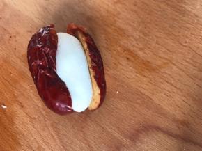 搓成长形，放入大枣里面