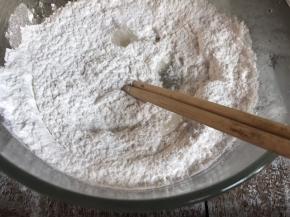 边慢慢加入沸水，边用筷子搅拌