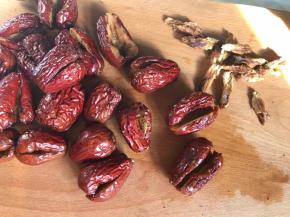 大枣洗净，切开一面，取出枣核