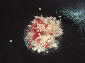 锅里放油，爆香辣椒和蒜
