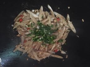 放入蚝油、酱油、醋、盐翻炒几下，最后撒上葱花翻炒一下即可出锅