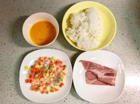 准备好食材，我用的是速冻的什锦蔬菜粒，也可以自己切好胡萝卜丁，剥好玉米粒，还有豌豆。