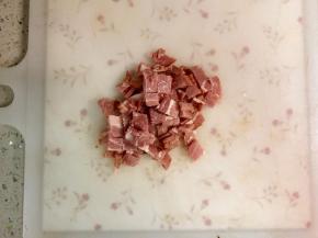 培根解冻后切碎，也可以用火腿肠。
