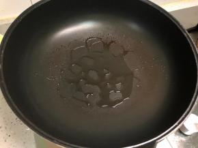 锅烧热，下一层油。