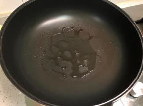 锅烧热，下一层油。