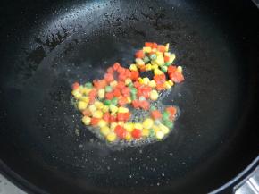 留底油，下蔬菜粒翻炒至熟。