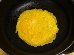 鸡蛋打散后，摊成蛋皮备用。