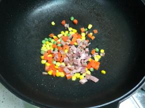 下培根粒翻炒。