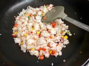 再加入米饭翻炒。