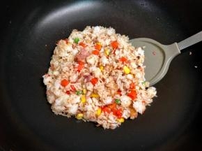 加入一勺生抽炒匀。