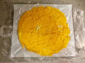 把蛋皮铺在寿司席上。