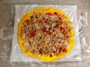 把蛋皮铺在寿司席上。