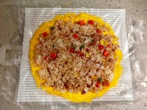 把蛋皮铺在寿司席上。