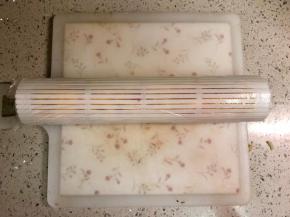 借助寿司席把蛋皮和炒饭卷起，压紧，定型一会儿，米饭一定要压紧，否则切的时候容易散开。