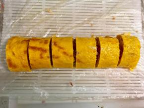 打开寿司席，把蛋卷切成2cm左右的小段。