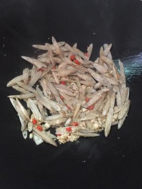放入藕尖翻炒片刻