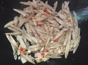 放入藕尖翻炒片刻