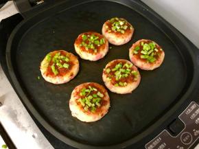 然后撒上葱花，继续煎至底部金黄即可。