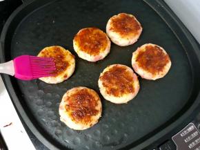 在饼面上刷上一层沙茶酱。