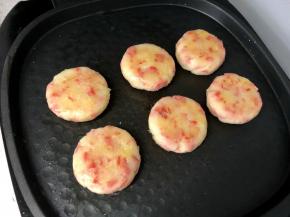 一面煎至金黄色后，翻面。