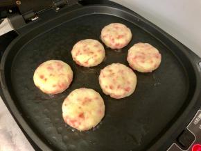 把土豆饼放入电饼铛开始煎制。