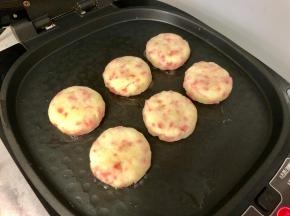 把土豆饼放入电饼铛开始煎制。