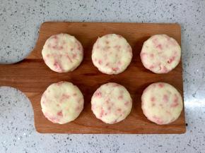 然后把土豆球按成饼状，整好形。