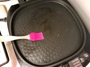 电饼铛预热好后，下盘刷一层油。