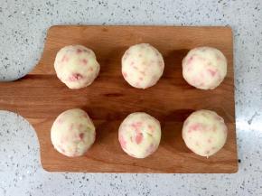 把火腿土豆泥团平均分成6份，揉圆。