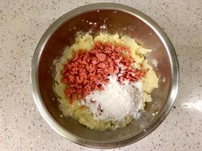 把火腿碎加入土豆泥中，再加一勺淀粉。