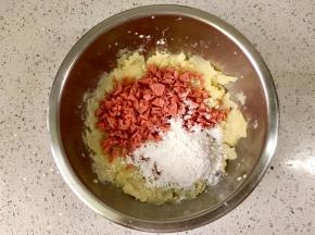 把火腿碎加入土豆泥中，再加一勺淀粉。