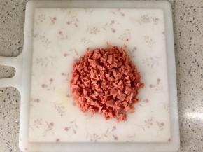 火腿肠切碎备用。