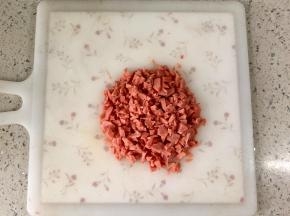火腿肠切碎备用。