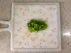 小葱洗净切碎备用。