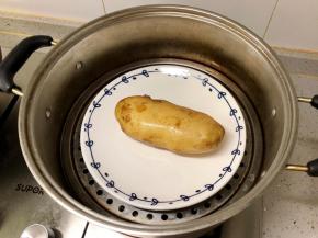 把土豆洗净，蒸熟。