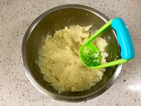 把土豆放凉水冲一下，剥掉皮，然后碾成土豆泥。