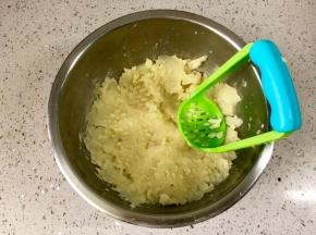 把土豆放凉水冲一下，剥掉皮，然后碾成土豆泥。
