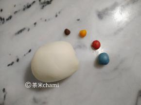 主材料拌匀，揉光滑后，分出130克白面待用。
再分出10克揉入蝶豆花粉，8克揉入红曲粉。剩下的分别揉入南瓜粉和可可粉。
