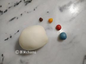 主材料拌匀，揉光滑后，分出130克白面待用。
再分出10克揉入蝶豆花粉，8克揉入红曲粉。剩下的分别揉入南瓜粉和可可粉。