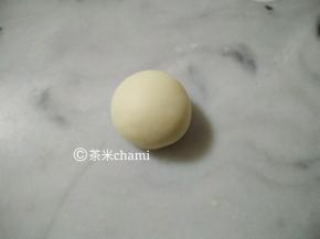 白面团，排气后。分成每个30克的剂子，揉成圆形。