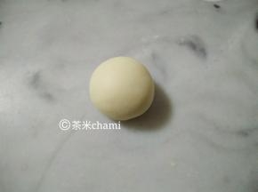 白面团，排气后。分成每个30克的剂子，揉成圆形。