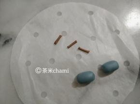 蓝面团排气后，搓成长条形，当帽子。可可粉搓细杀，切成跟帽子一样的长度。