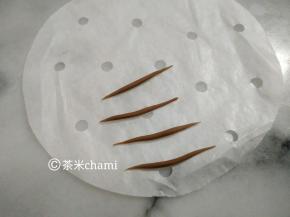 再搓小细条，中间对折起来当帽子的飘带。