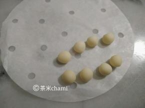 白面团，一个一克搓到圆形的